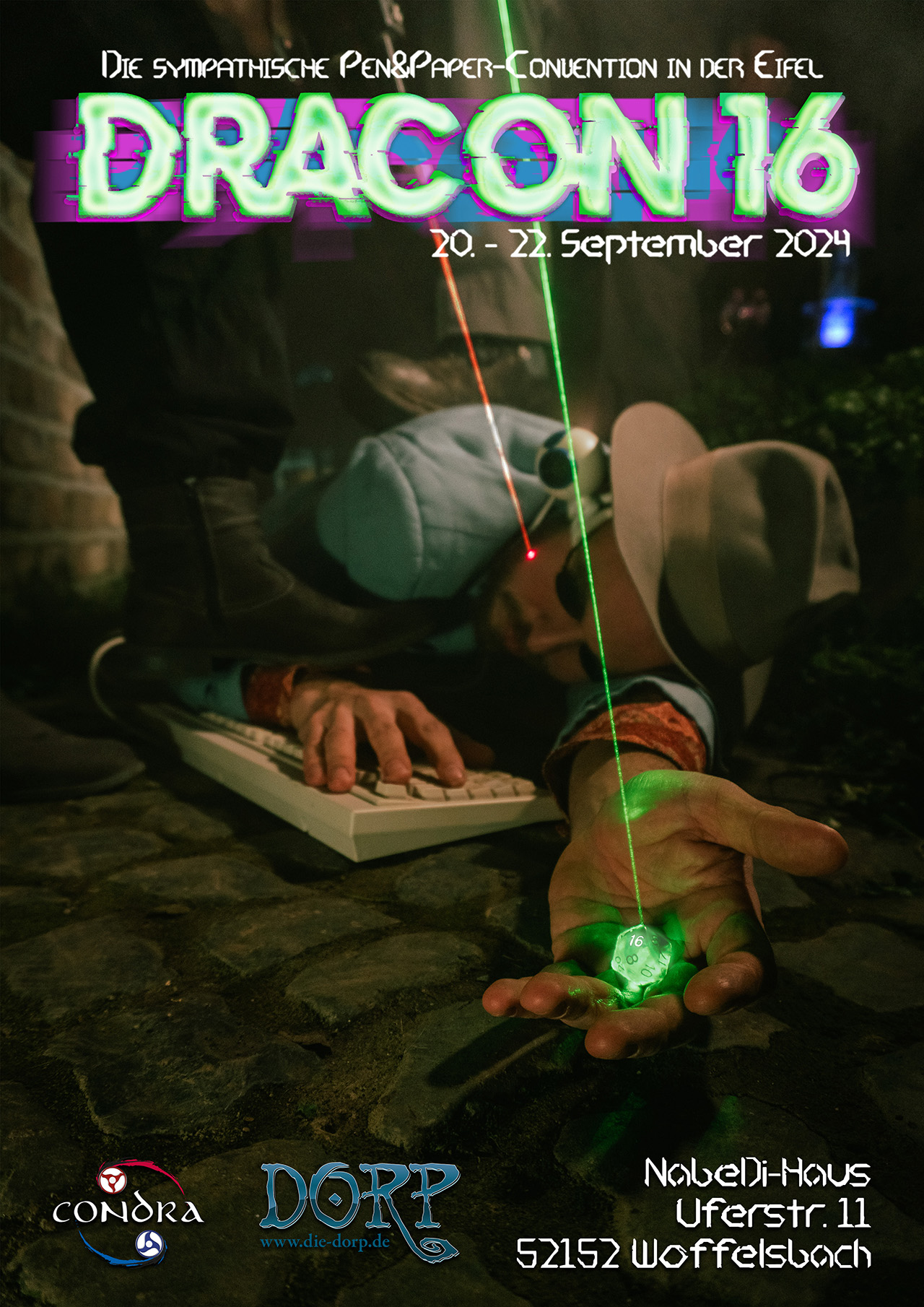 Das Poster für die Dracon 16, die sympatische Pen&Paper Convention in der Eifel. Dieses Jahr vom 20. bis 22 September 2024 im NabeDi Haus in der Uferstrasse 11 in 52152 Woffelsbach. Veranstalter ist der LARP-Verein Condra e.V. und die Rollenspiel-Webseite DORP. Das Poster zeigt einen Agenten mit Sonnenbrille und einem Cyberware Implantat an der rechten Schläfe, der in einem dunklen Kellergewölbe auf dem Boden liegt. Eine Hand liegt auf einer Tastatur, die andere offene Hand hält einen transparenten W20 Würfel mit der 16 nach oben. Der Würfel wird von einem grünen Laser getroffen, wodurch dieser grün leuchtet. Ein roter Laser zielt auf das Gesicht des Agenten und auf seinem Rücken steht der Fuß eines weiteren Agenten, von dem man nur die Beine sieht.